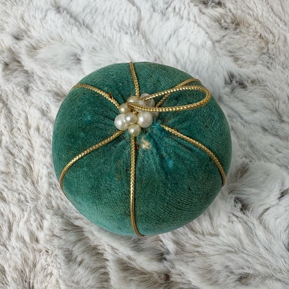 Vintage Prestige Brand Green Velvet Sewing Pin Cushion - Picture 2 of 6